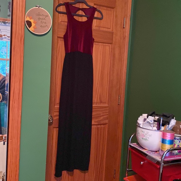 Nasty Gal Red Velvet Maxi Dress Diamond Back Opening - Picture 3 of 7